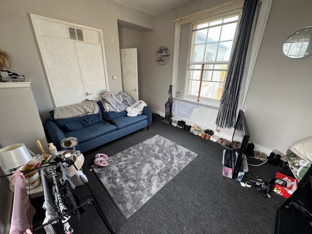 Lot: 132 - PERIOD FREEHOLD BLOCK OF SIX FLATS WITH OFF STREET PARKING - Hay House - Flat 6 - Living room